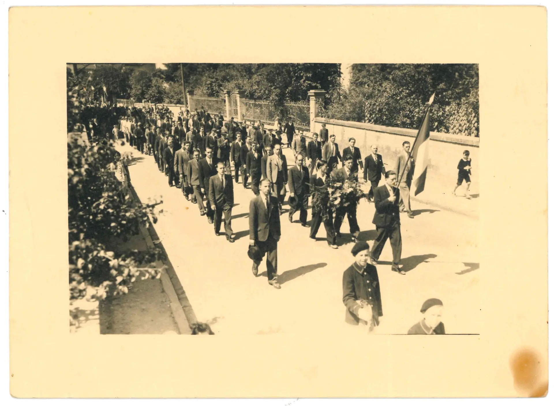 Congrès des résistants français organisé à Fougerolles en 1946 par GG Cholley porte drapeau