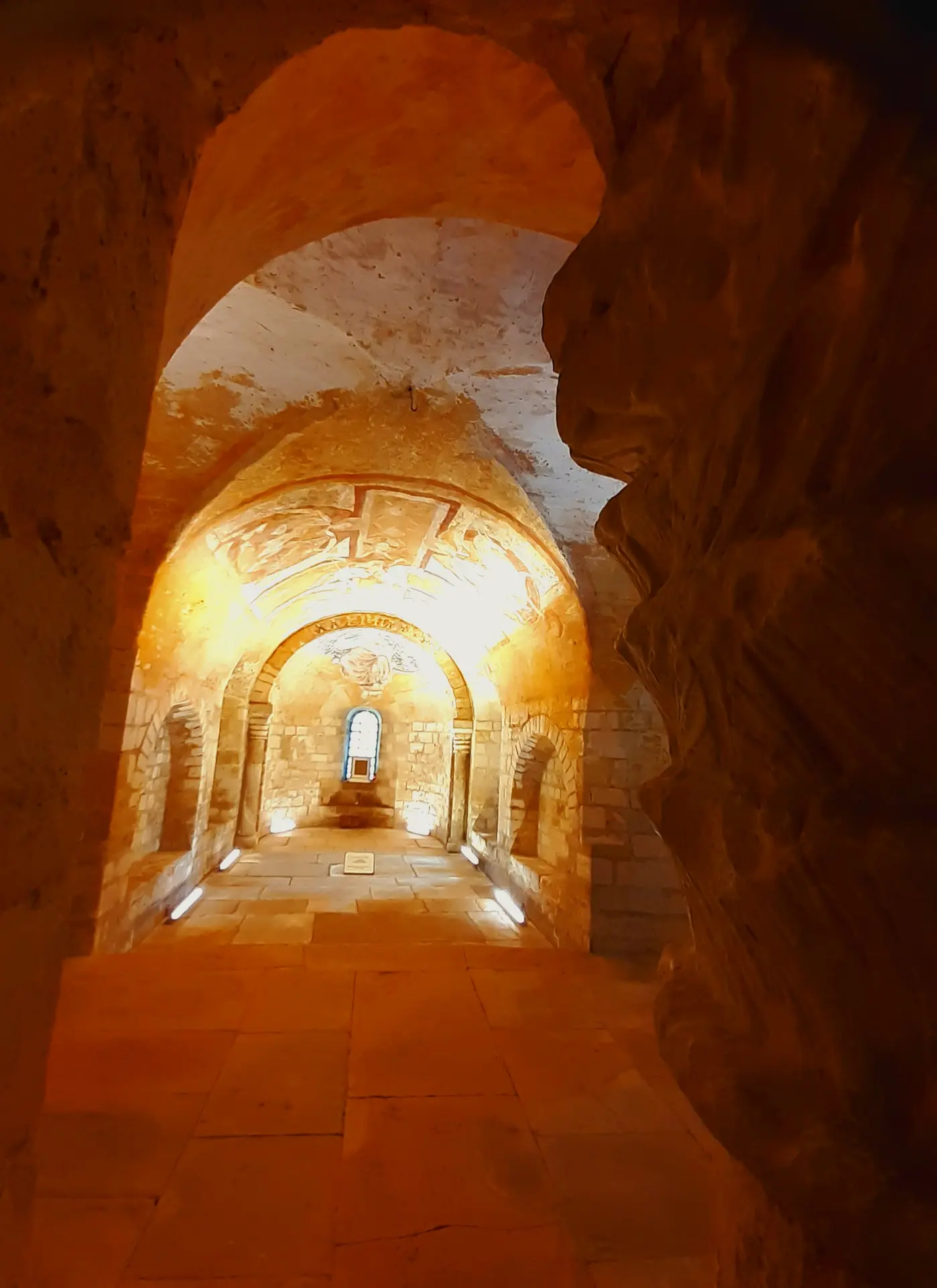 AVRIL FRESQUE CRYPTE CATHEDRALE