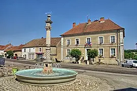 Fretigney,_la_fontaine_et_la_mairie