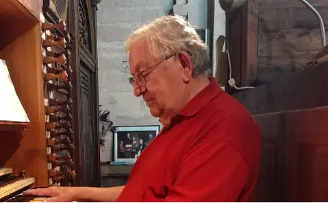 M. Tissier à la console