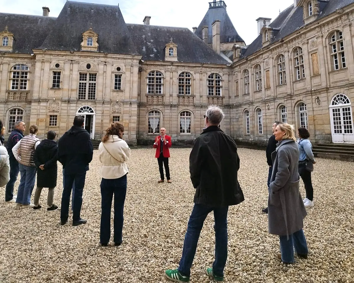 Dans la cour du Château