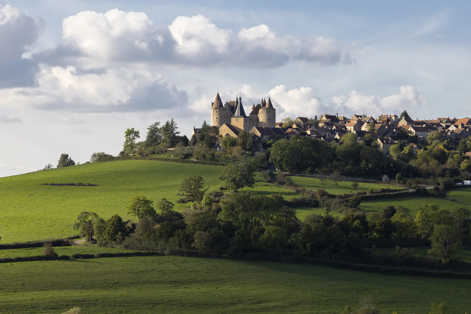 Vue du château et du village de Châteauneuf