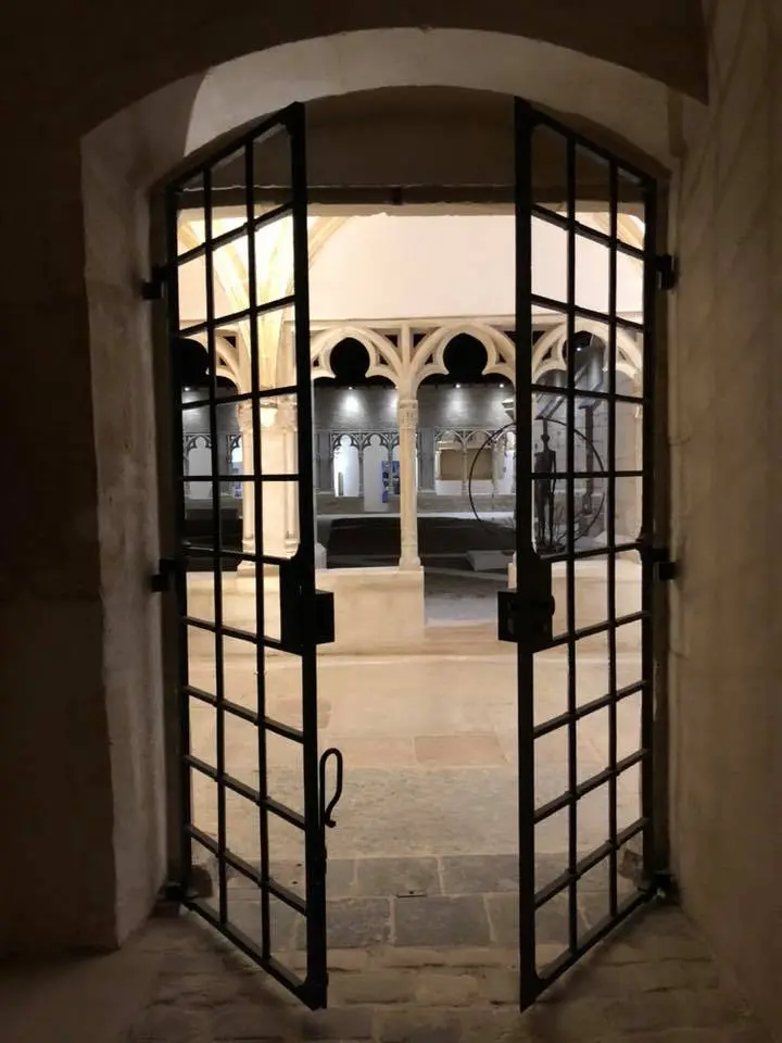 LA VILLE ET DE SON CLOÎTRE
