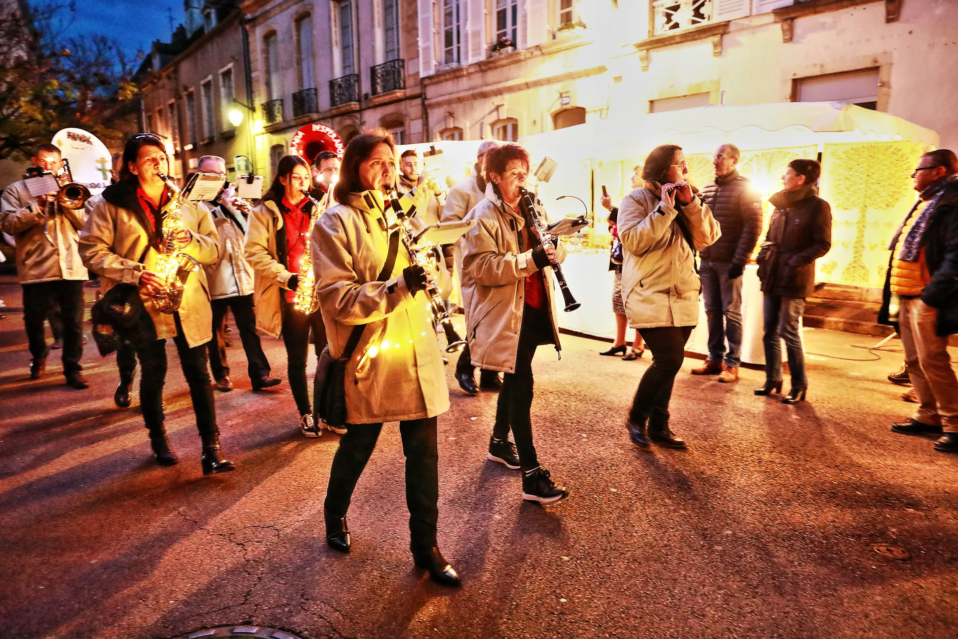Défilé groupes animation samedi soir