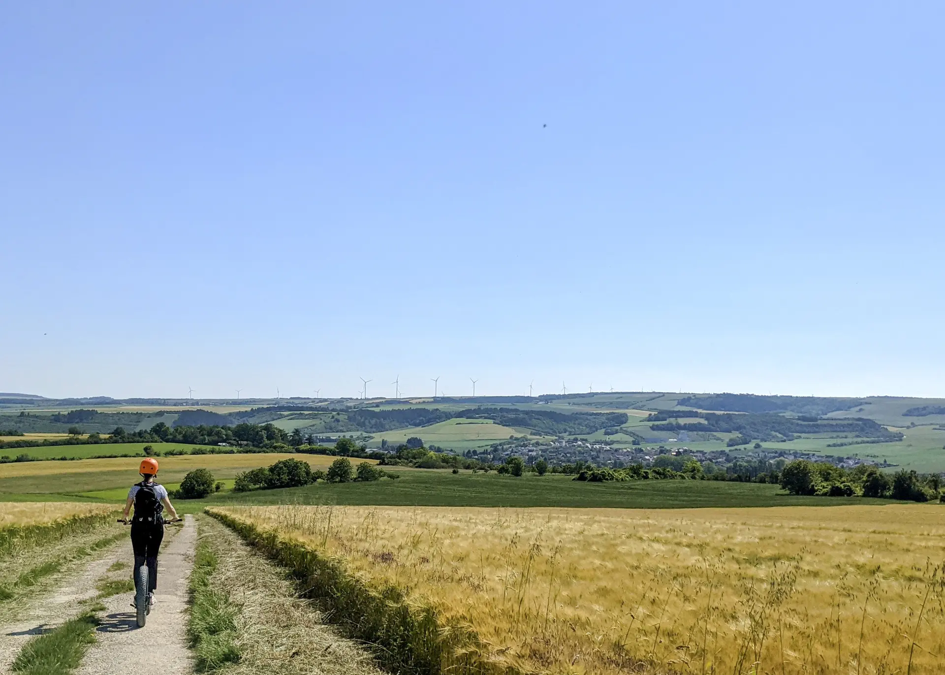 e-trott_champs_auxerre_france-a-velo_rando-bourgogne_zuschnitt