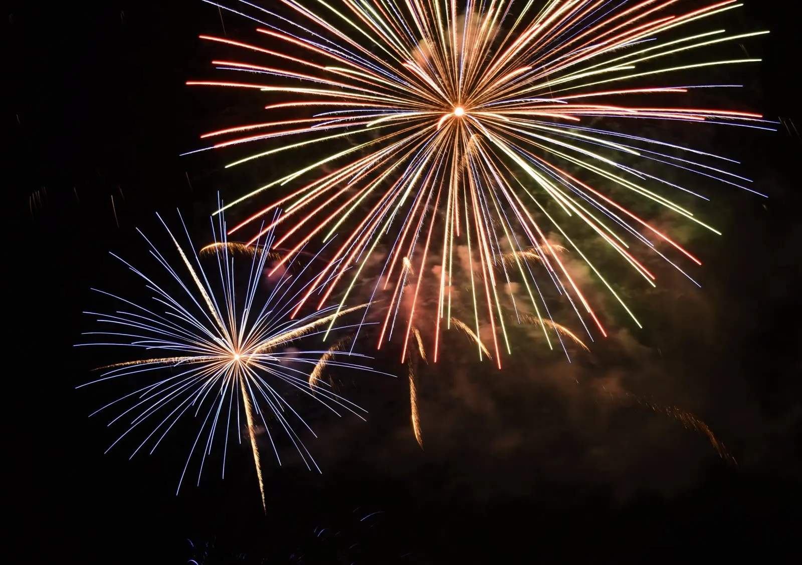 le-feu-d-artifice-a-pu-etre-maintenu-a-chaffois-grace-a-un-renforcement-du-dispositif-de-securite-photo-d-illustration-er-anthony-rivat-1660128208
