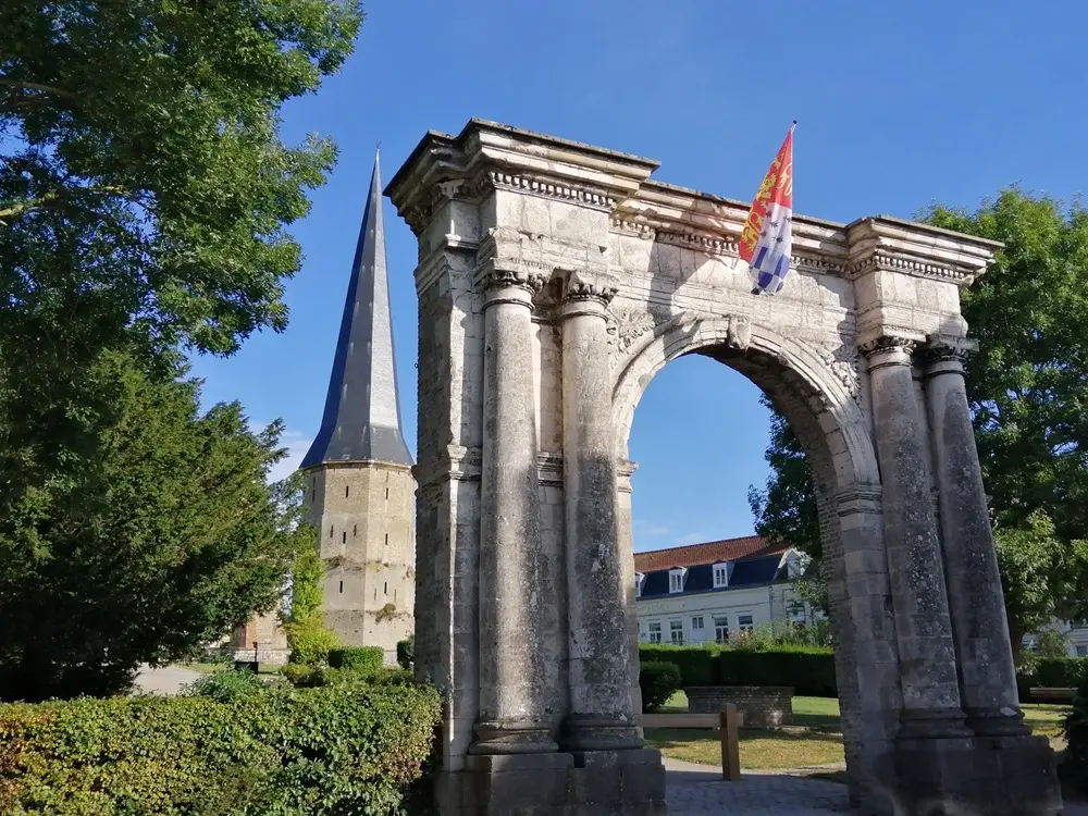 Porte de marbre et tour pointue Abbaye St Winoc Bergues