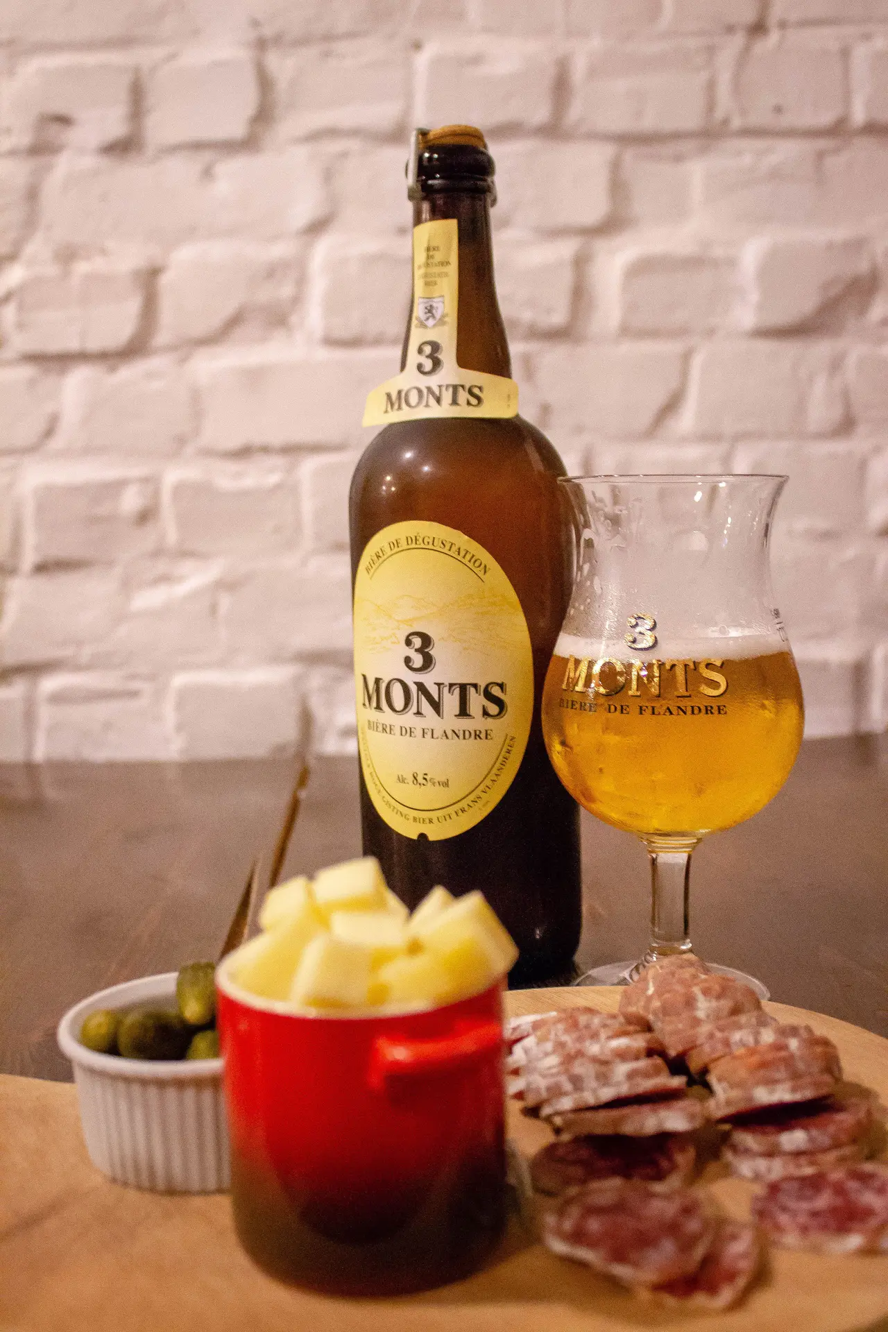 Bouteille et verre de BIERE 3 MONTS  l'abus d'alcool est dangereux pour la santé