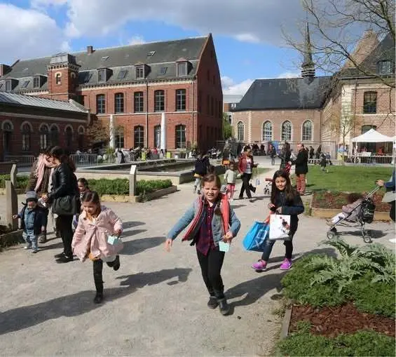 Visite Famille : Découvrez l'exposition en musique (pour les
petits et les adultes)_1