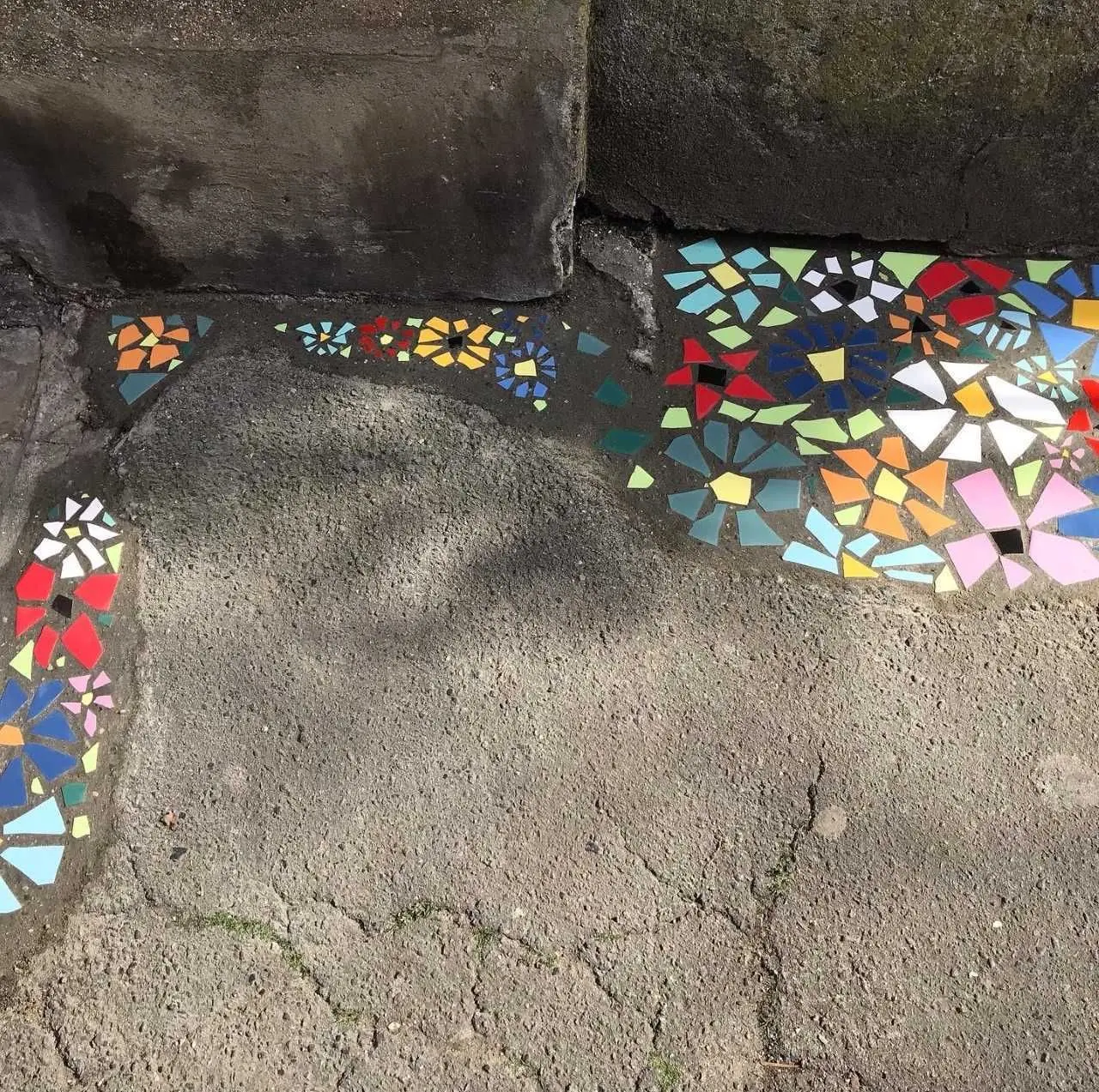 Ateliers créatifs 
Sublimer les failles de notre environnement avec Aude Cacheux, artiste plasticienne et Patricia Zygomalas, artiste mosaïste._1