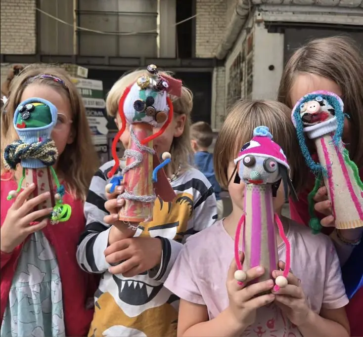 Vacances pour tous : Ateliers d'upcycling artistiques avec la création de marionnettes en bobines-chaussettes_1
