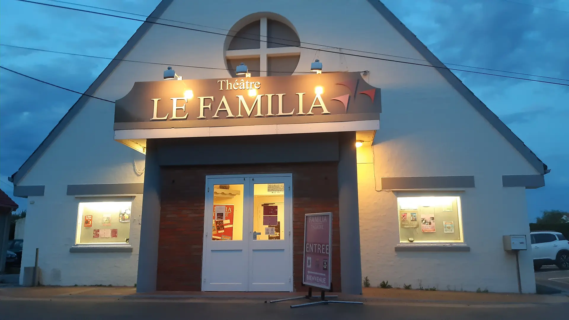 familia-credit-familia-theatre4 (4)_1