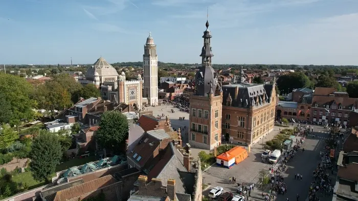L'église et l'Hôtel de ville s'observent_1