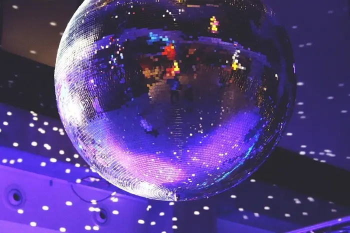 Nuit des bibliothèques : paillettes et boule à facettes_1