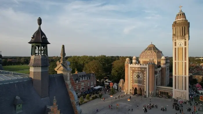 L'Eglise et l'Hôtel de ville s'observent_1