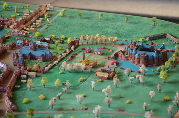 Circuit commenté A l'ombre du château, la naissance des 3 pouvoirs_1