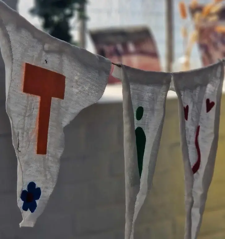 Vacances pour tous: Ateliers d'upcycling artistique fanion-moquette_1