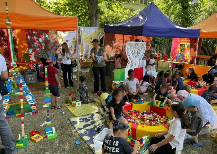 Atelier construction de moulin en briques de couleurs_1