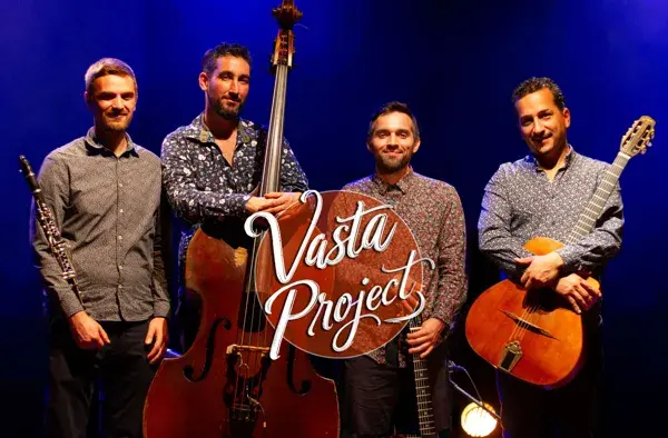 🎻 20h15 : Concert – Vasta Project
Entre swing manouche, mélodies balkaniques et compositions originales, Vasta Project réinvente le jazz en le rendant virtuose, nomade et profondément vivant. Un voyage sonore plein d'énergie et de poésie.