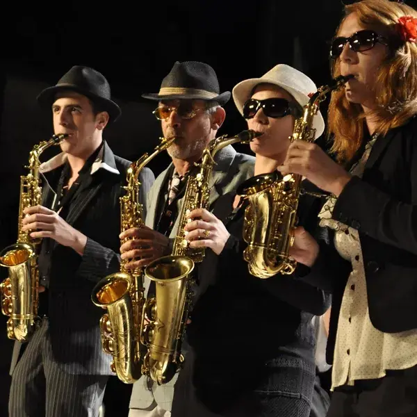 🎺 21h30 : Concert – ConTreBand (CTB)
Une fanfare qui déchaîne les styles, qui swingue, groove, surprend et fait vibrer !
ConTreBand, c’est la promesse d’un final festif, joyeux, décalé – à vivre à fond, sous les étoiles du Causse Noir.