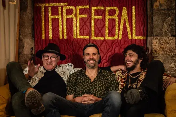 🌟 19h30 : Tremplin découverte – THREEBAL
Place aux talents émergents avec THREEBAL !
🪘 3 musiciens, un groove tribal, des sonorités afro-électro et des mélodies enivrantes… Le corps bouge, l’esprit voyage.