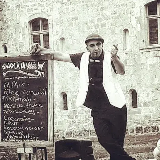 🎵 NOMIS – Artiste solo entre slam et chant interactif
Un moment à part, où le public devient lui aussi acteur de la musique : entre mots puissants, rythmes doux, et énergie partagée