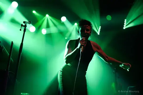 🎻 20h15 : Concert – Dïak
Une fresque acoustique et électro tissée en solo, entre voix, violon, flûte et machines.
Dïak fait résonner l’âme et le corps, dans une performance sensible, puissante et aérienne.