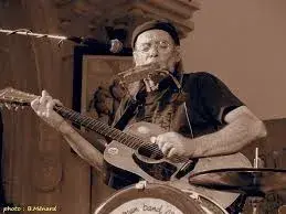🎸 21h30 : Concert – Philippe Ménard
Bluesman légendaire, homme-orchestre magnétique, Philippe Ménard fait vibrer la scène comme un groupe entier à lui seul !
Une avalanche d’énergie, de sueur, et de groove. Du blues rock à l’état brut, signé made in France. Inclassable, incontrôlable, inratable.