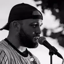 🌟 19h30 : Tremplin découverte – TrstanRX12
Artiste millavois au parcours étonnant, TrstanRX12 revisite les morceaux que vous croyez connaître... et vous étonne avec des reprises réinventées et des arrangements personnels qui cartonnent !
Un moment spontané, généreux et carrément efficace.
