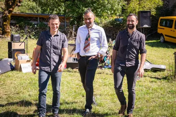 🎶 21h30 : Concert – The Crooked Nails
Un folk’n blues râpeux et viscéral, entre l’Aubrac et le Mississippi.
3 musiciens, mille histoires, des sonorités qui grincent, vibrent, improvisent…
Un voyage entre les racines américaines et l’âme occitane, brut et sincère.