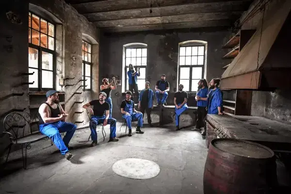 🛠️ 21h30 : Concert – Les Mécanos
🎤 10 voix, 10 énergies, 1 souffle collectif
Depuis 2018, Les Mécanos font vibrer le patrimoine oral français et occitan. Ils revisitent les chants de lutte, d’amour, de travail, à boire ou à danser, dans une polyphonie vivante, audacieuse et engagée.
Mais ce n’est pas tout : sur scène, tout devient instrument !
🔧 Casseroles, jantes, clés plates, pots d’échappement… une matière sonore brute transformée en percussion, en support rythmique, en lien entre passé et présent.
Les Mécanos, c’est un atelier musical, une performance scénique, mais aussi une réflexion sur l’héritage, l’identité locale et la transmission. Entre folklore réinventé et création collective, ils font résonner la mémoire comme jamais.