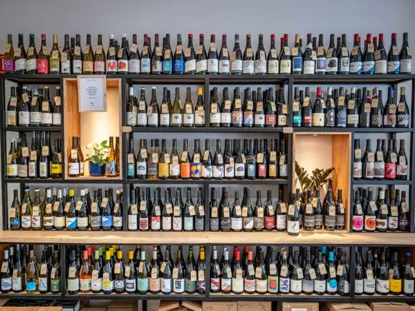 200 Références de vins d'Artisans, sélectionnés avec soin, directement sur les vignobles de France et d'Europe...