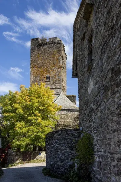 Tour du château de Valon