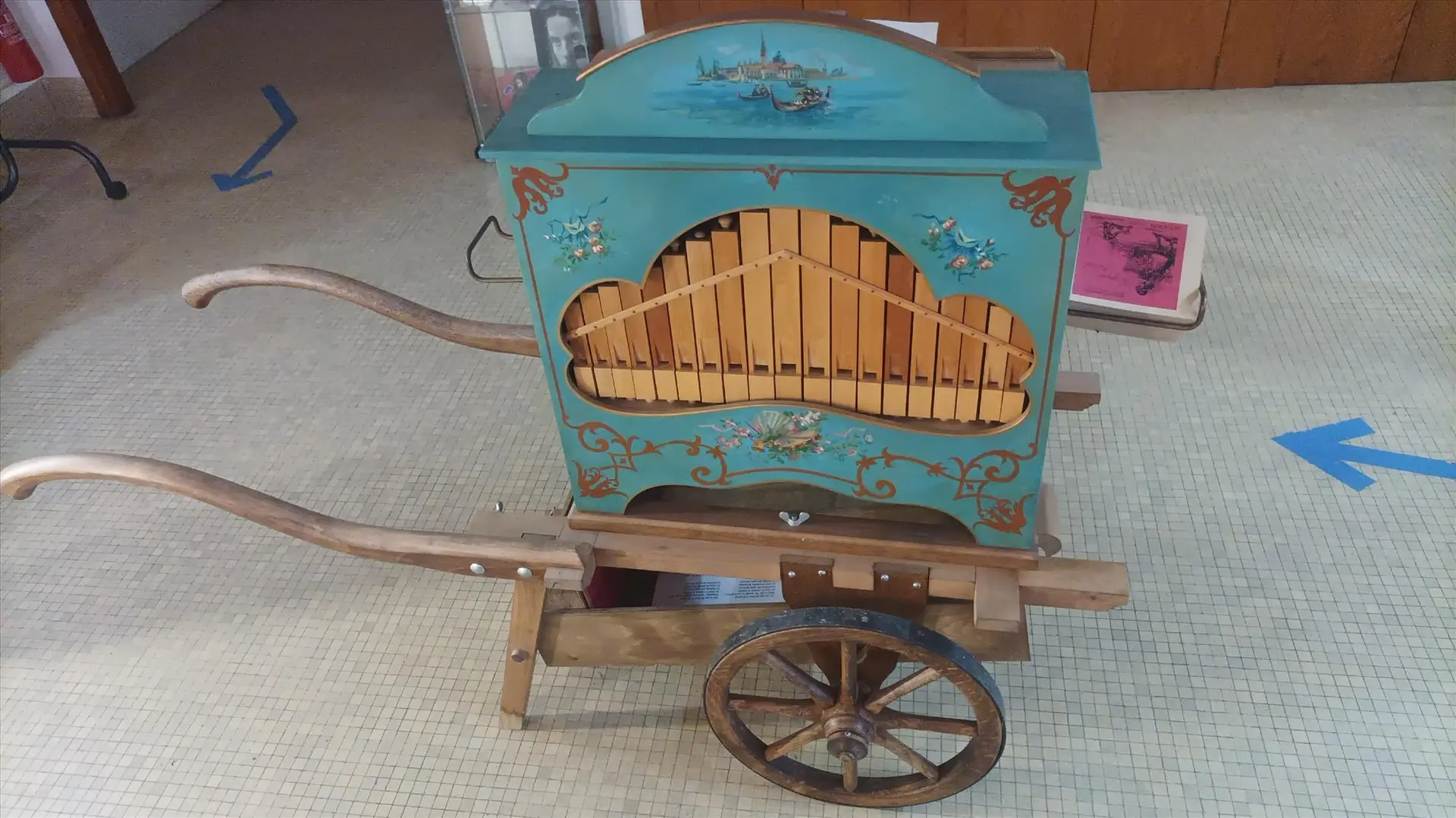 Un orgue de barbarie, qui  peut vous faire chanter