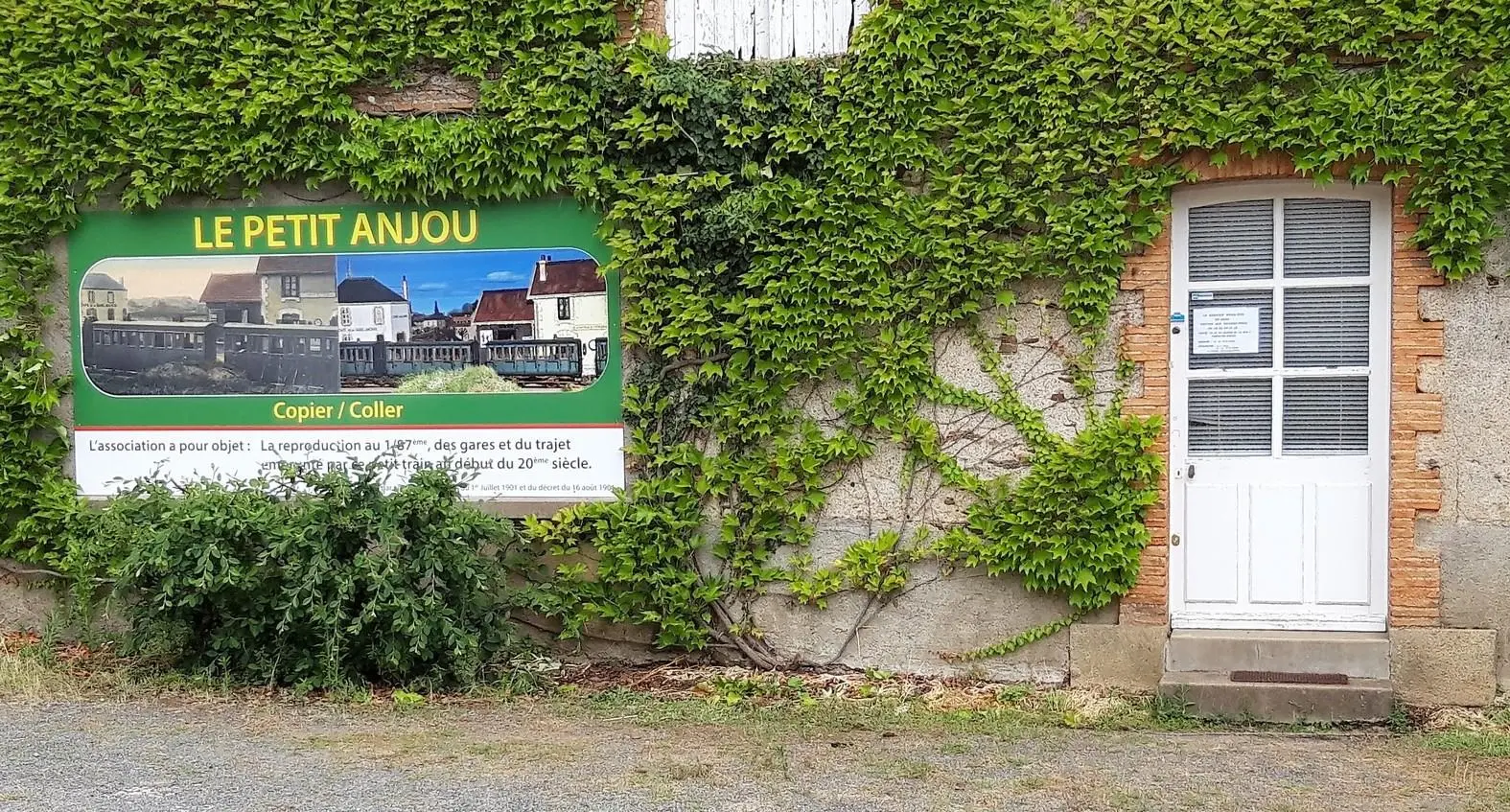 Le local dans la cour face au cinéma