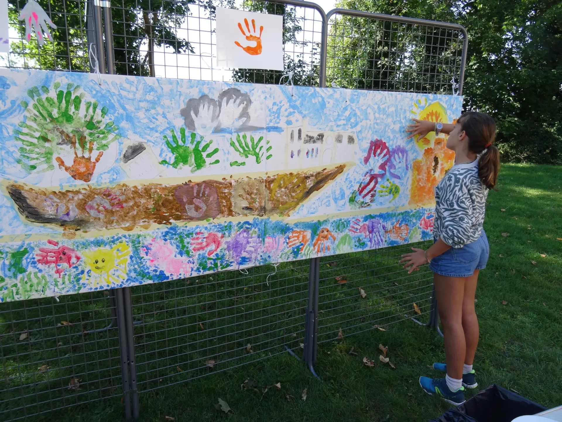 Réalisation d'une fresque avec les mains des visiteurs en 2025