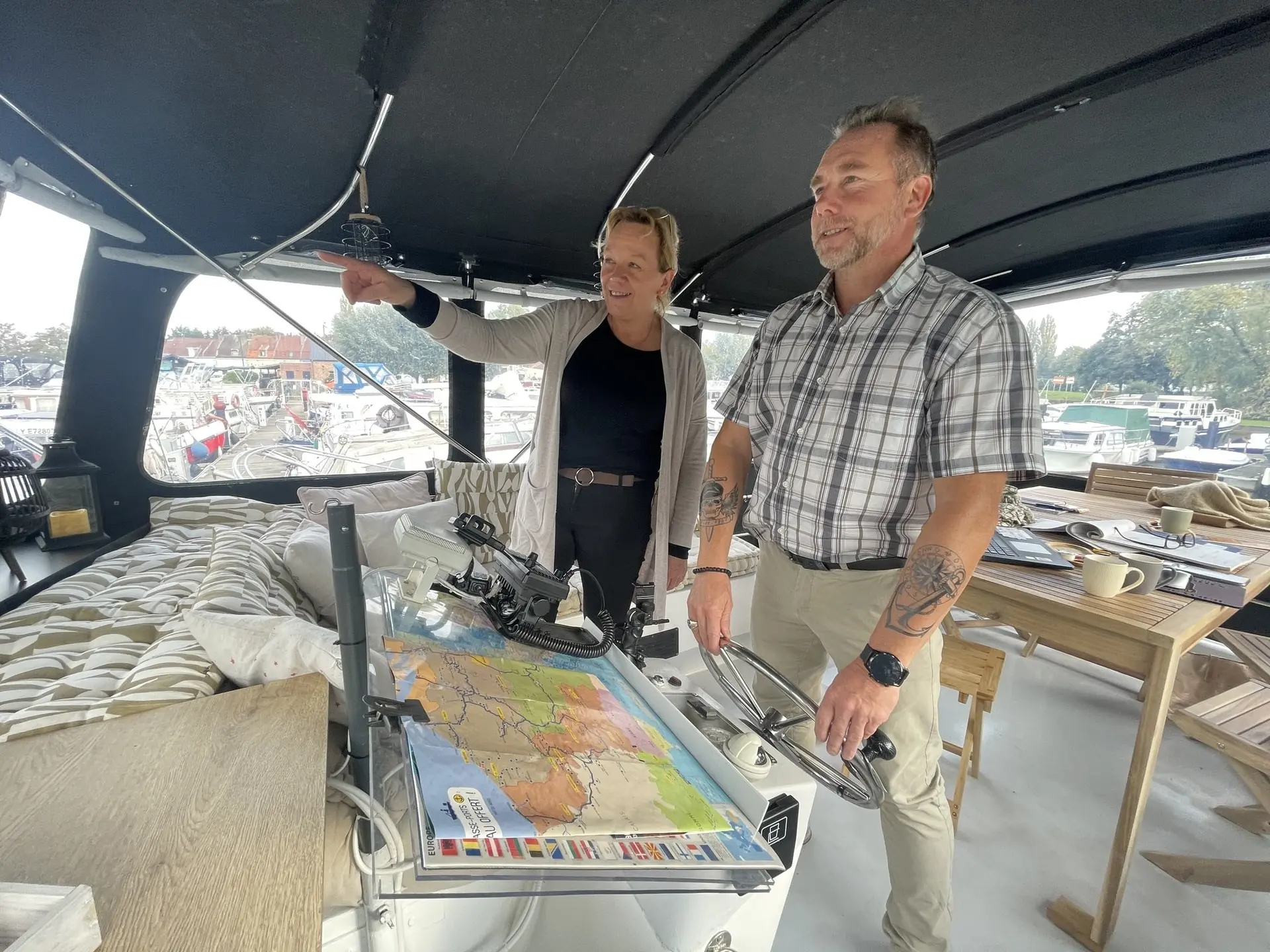 AIRE_Croirière merveilleux_capitaine à la barre