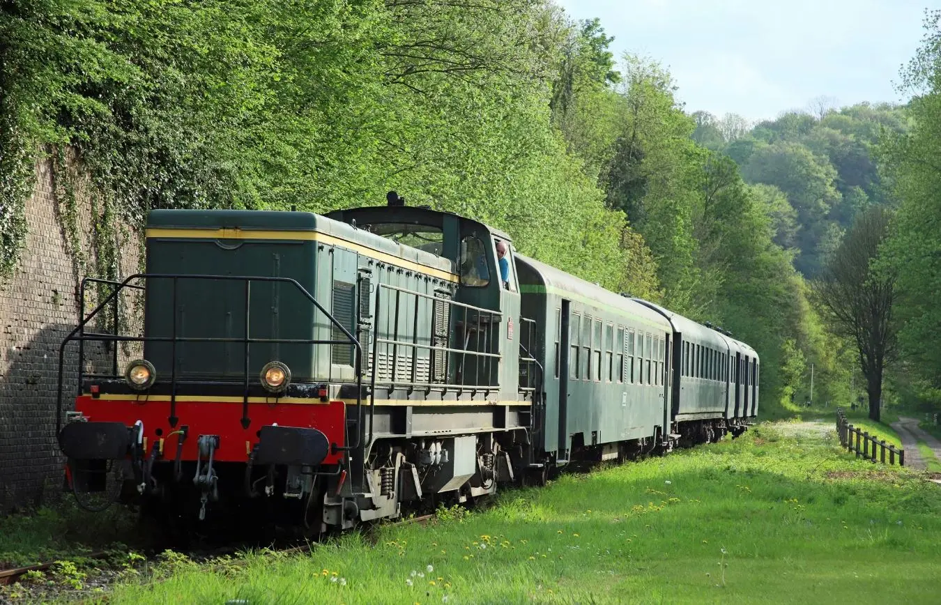 Train touristique en loco diesel et voitures années 30 ou 60