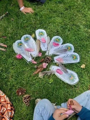 Cherche et trouve les plumes ©L'Agence