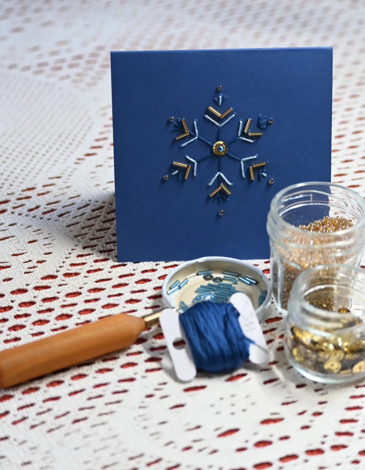 Broderie de perles à l'aiguille, papier bleu