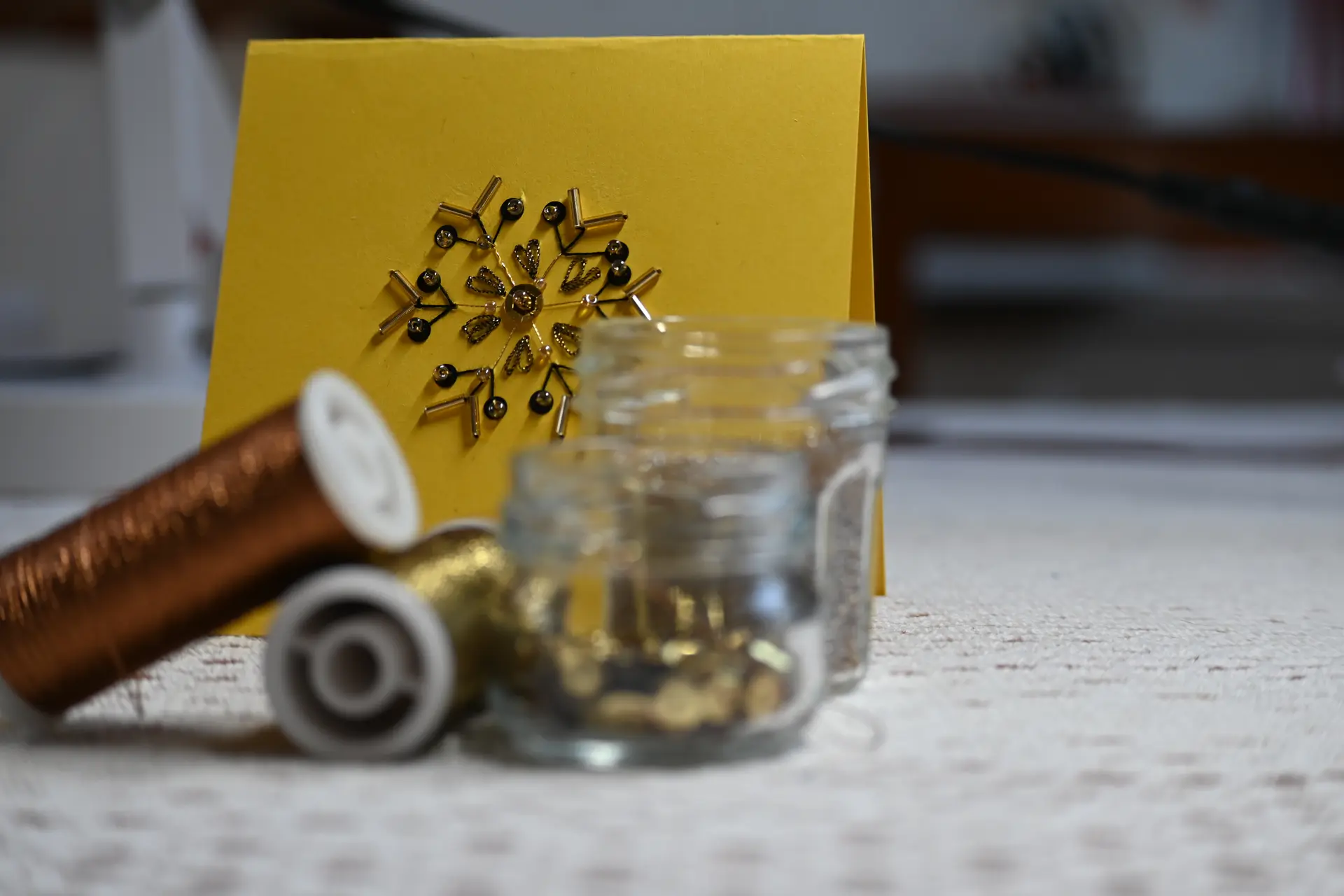 Broderie de perles à l'aiguille, papier jaune