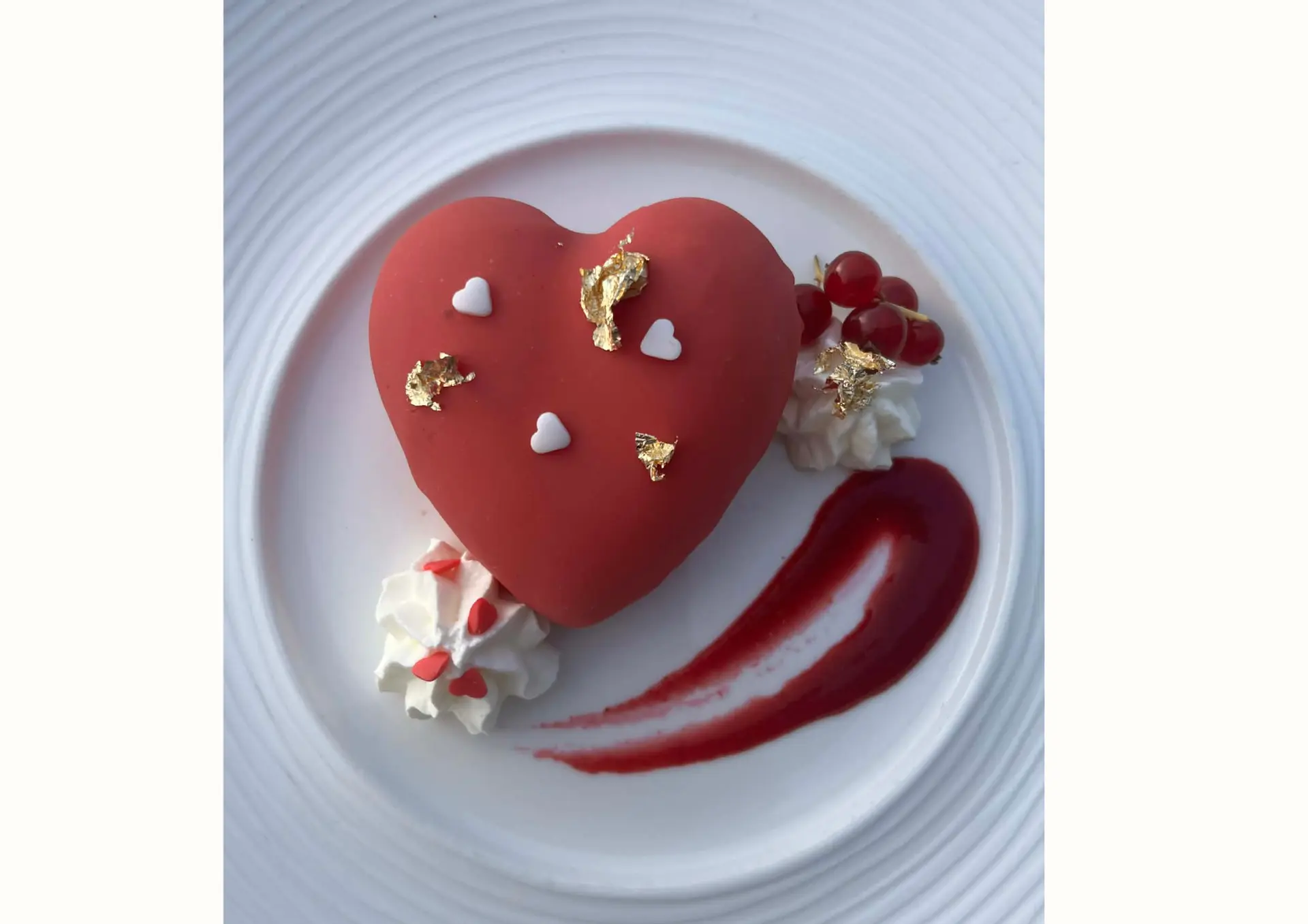 Dessert spéciale Saint-Valentin: Le Coeur Croquant des Amants: entremet croustillant au chocolat blanc et à la framboise.
