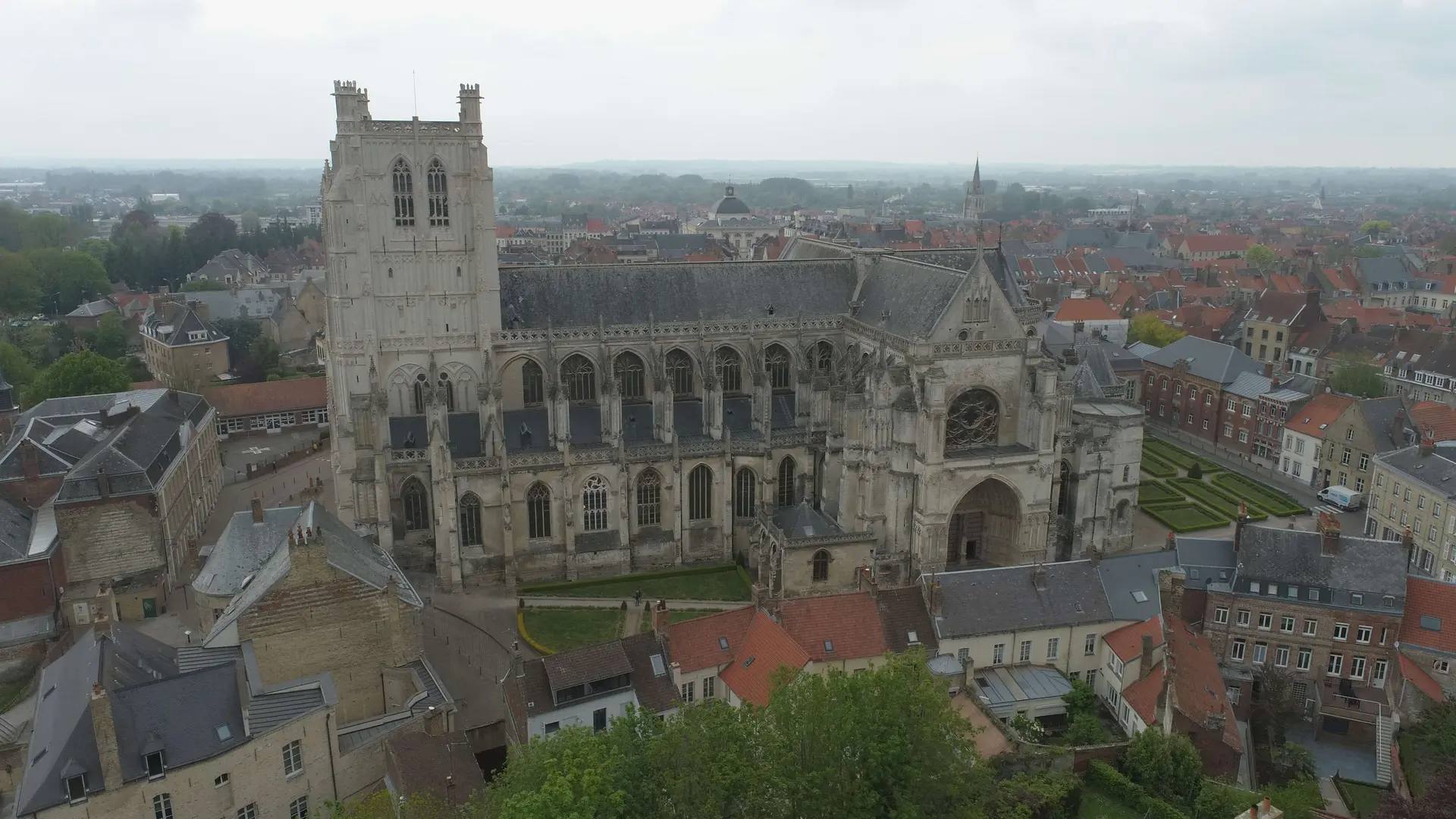 Drone - Cathédrale Notre-Dame - 2022 © Tourisme en Pays de Saint-Omer - 1
