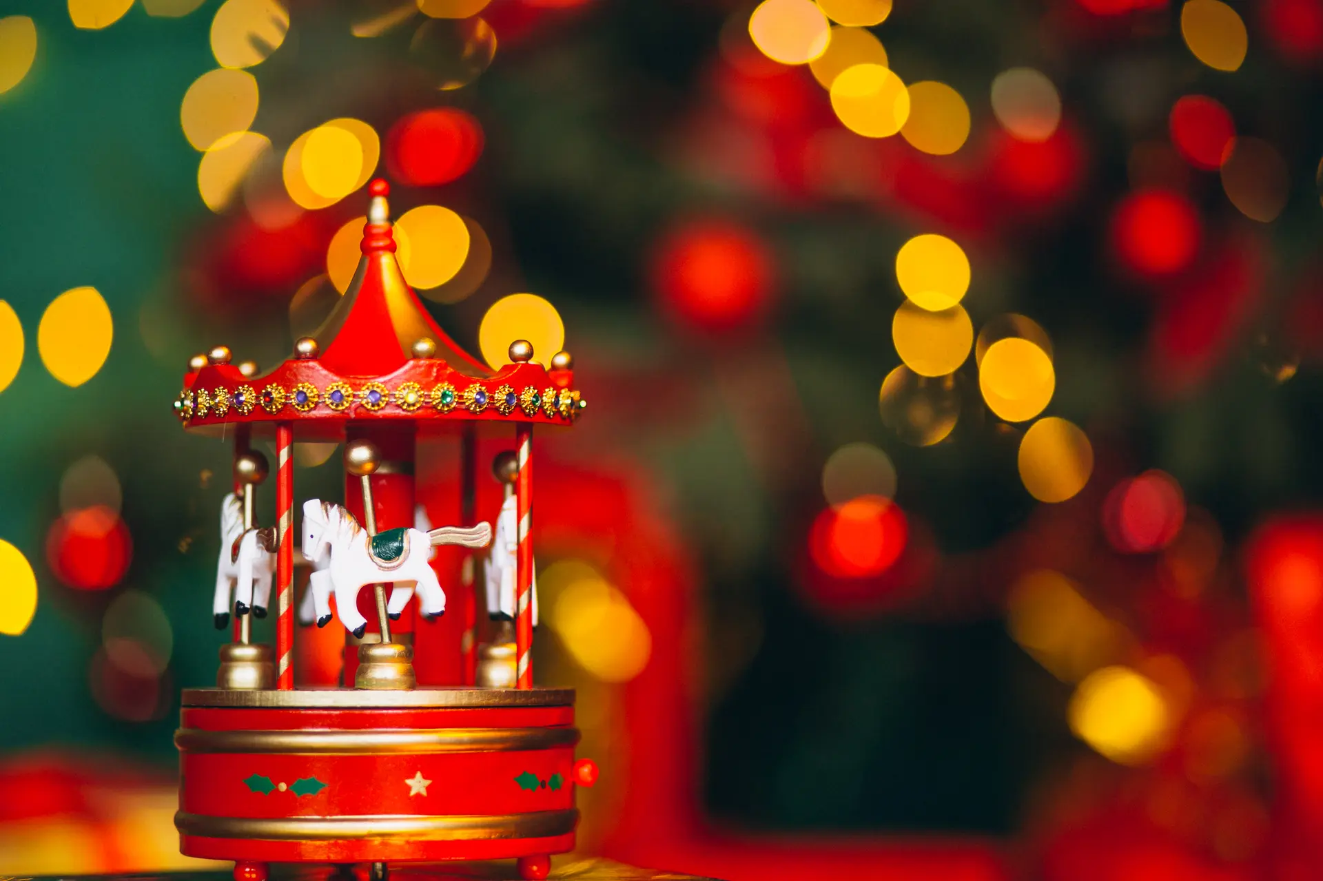 Carrousel de Noël en gros plan avec fond bokeh