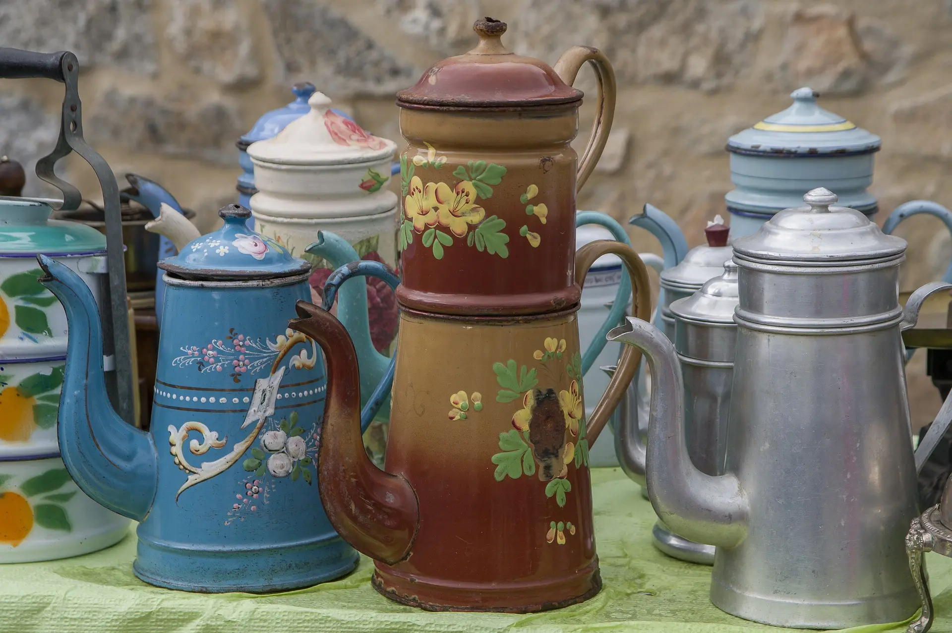 brocante_ collection pichets cafetieres_ © DR