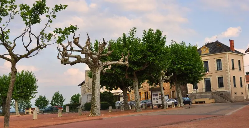Place de la Mairie Saint-André d'Apchon © Evelyne Deveaux