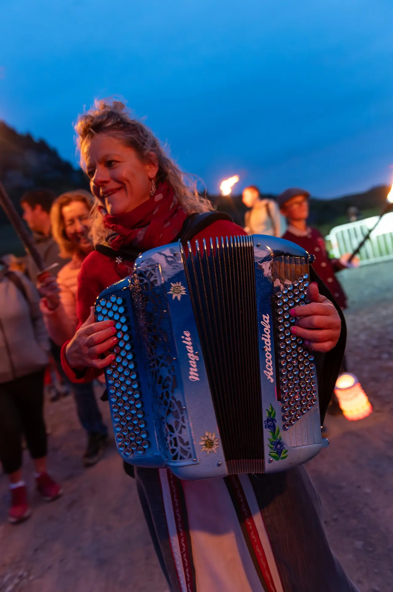 Descente aux flambeaux au son de l'accordéon de Magali