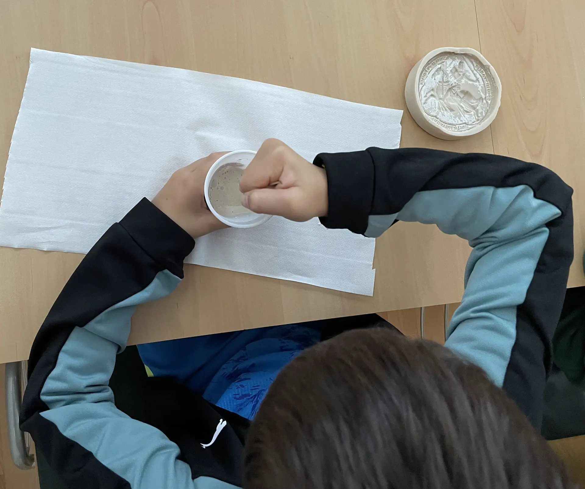 Un participant à l'atelier Sceau