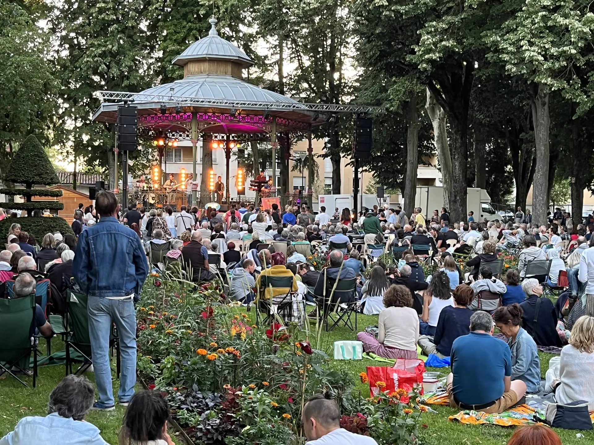 Nombreuses personnes qui assistent à un concert