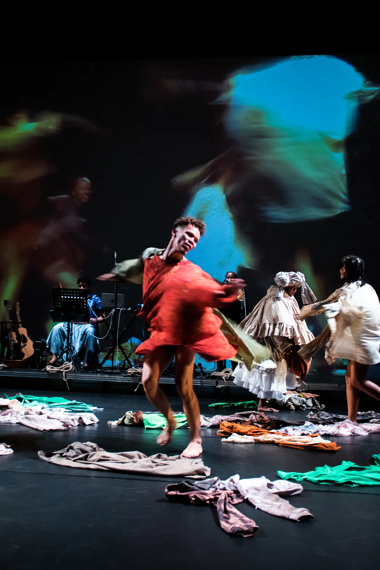 Robin Orlin avec Garage Dance Ensemble et uKhoiKhoi - …How in salts desert is it possible to blossom…_Grasse